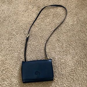 Used Tory Burch crossbody wallet. Size W 8; H 5.5; D 1.5 Inches